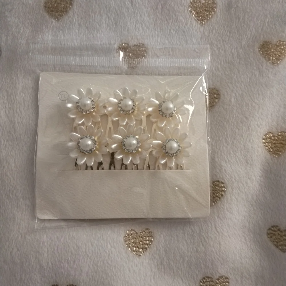 ✂️3/$15 *NWT* Pretty Elegant Pearl Flower Hair Comb Clips